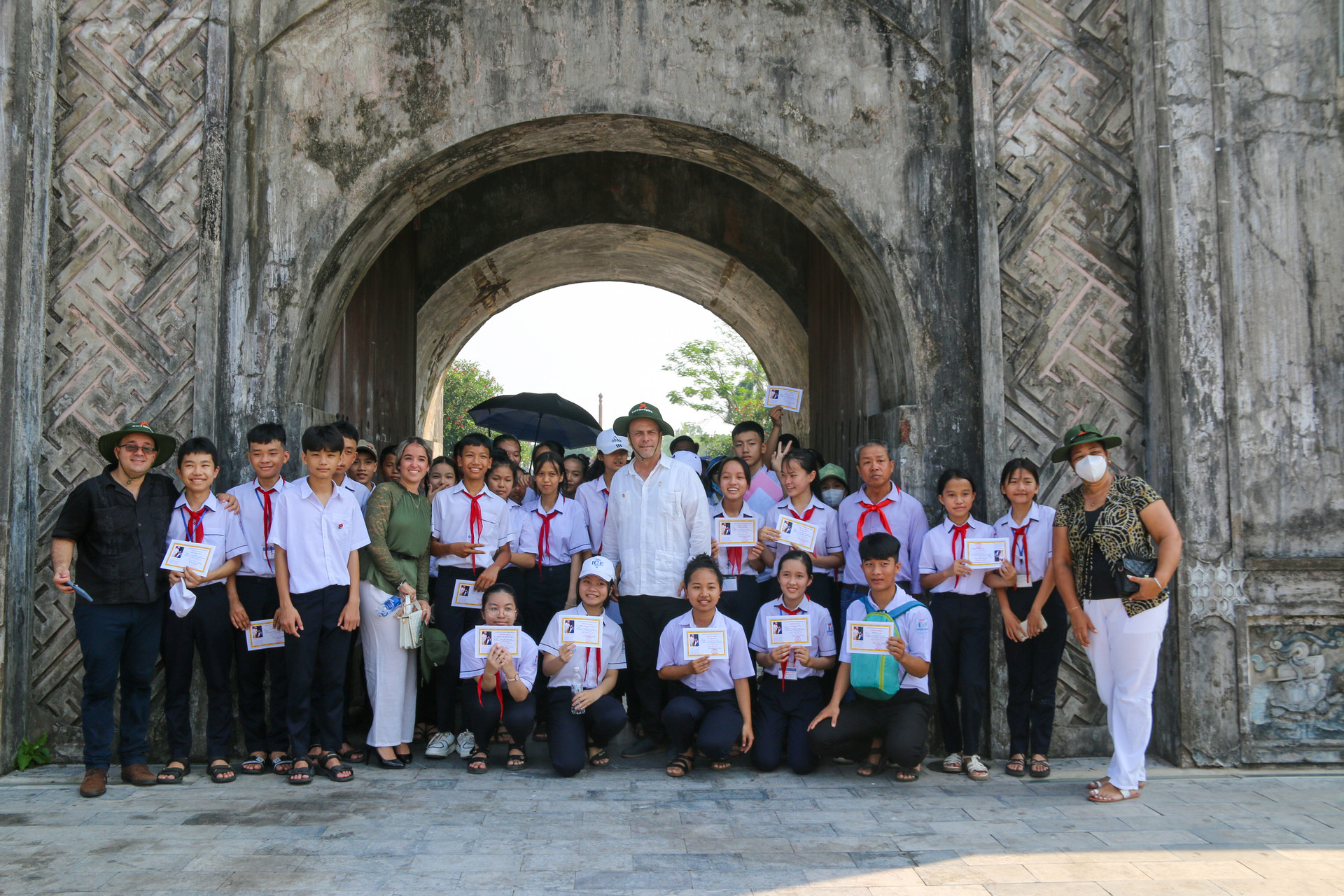 Ông Gerardo Hernandez Nordelo và đoàn công tác chụp ảnh lưu niệm cùng với học sinh tại Di tích Quốc gia đặc biệt Thành cổ Quảng Trị.