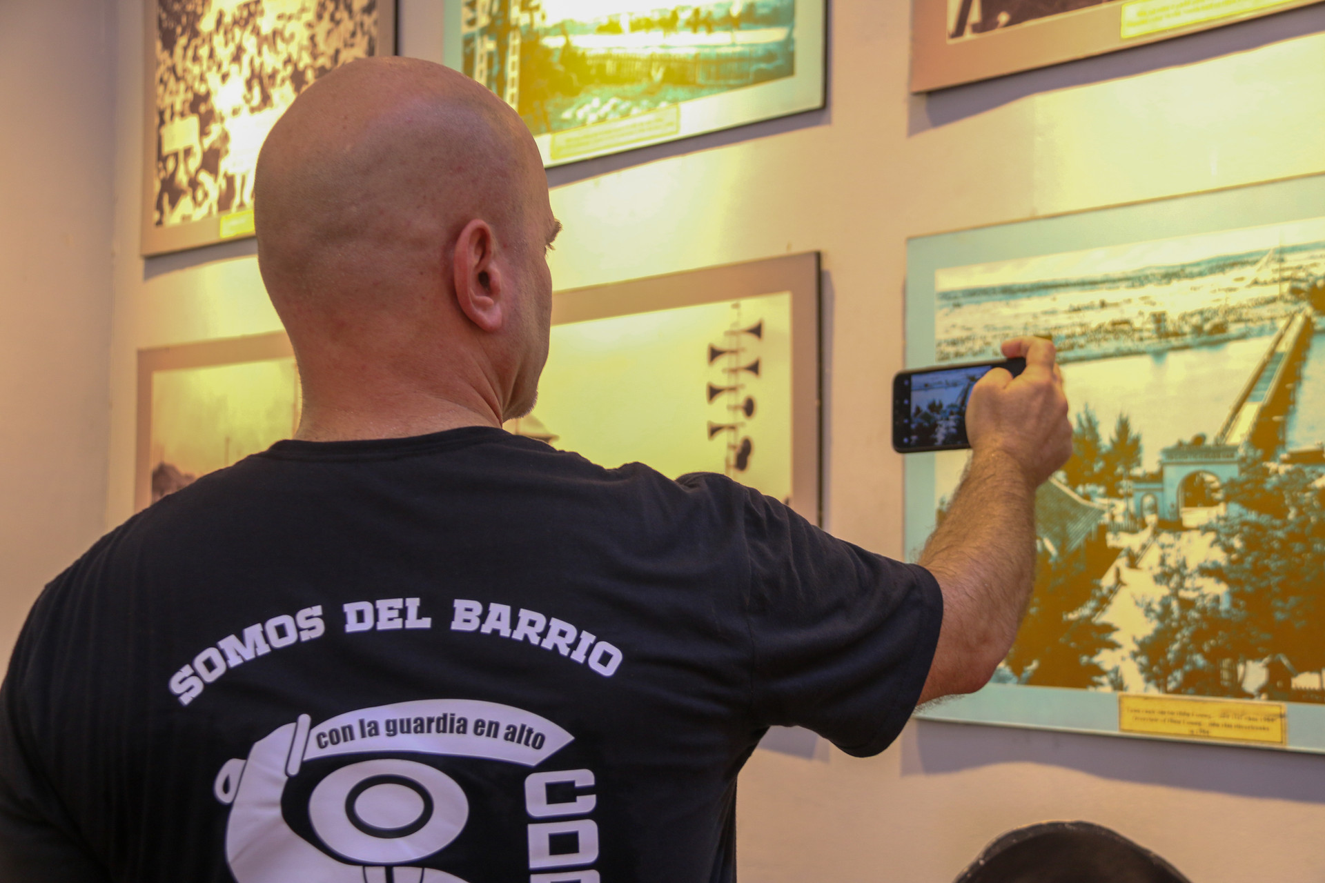 Ủy viên Trung ương Đảng Cộng sản Cuba, Chủ tịch Ủy ban Bảo vệ Cách mạng Cuba chụp lại hình ảnh trưng bày tại di tích Quốc gia đặc biệt Đôi bờ Hiền Lương - Bến Hải.