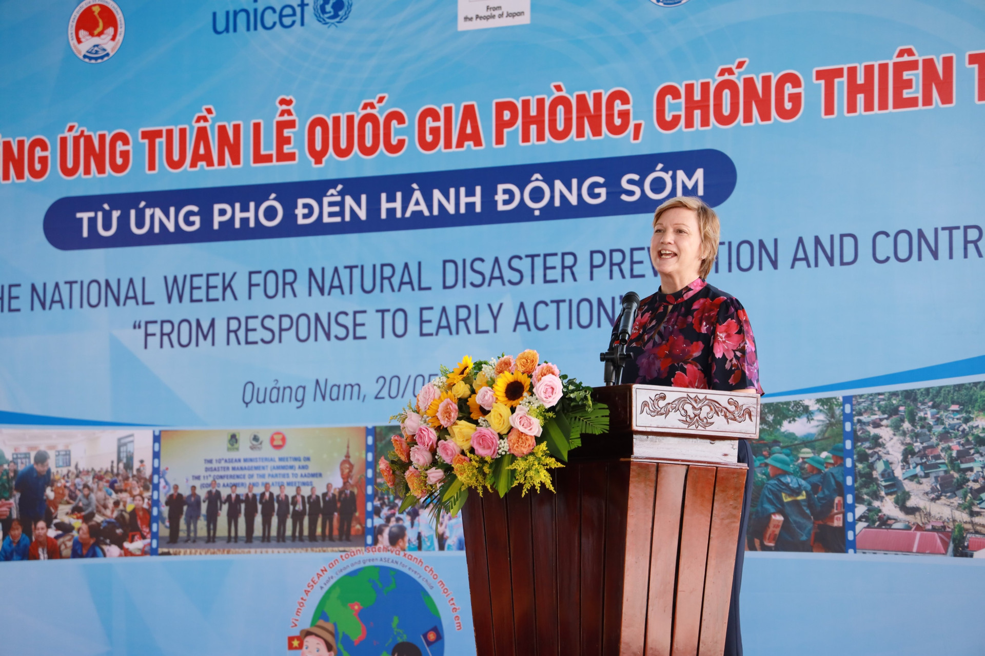 Bà Rana Flowers – Trưởng Đại diện Quỹ Nhi đồng Liên Hợp Quốc (UNICEF) tại Việt Nam tham dự hưởng ứng tại buổi lễ. Ảnh 