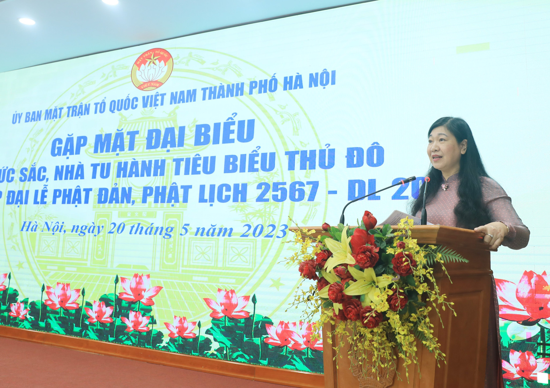 Bà Nguyễn Lan Hương, Chủ tịch Ủy ban MTTQ Việt Nam thành phố Hà Nội phát biểu tại buổi gặp mặt.