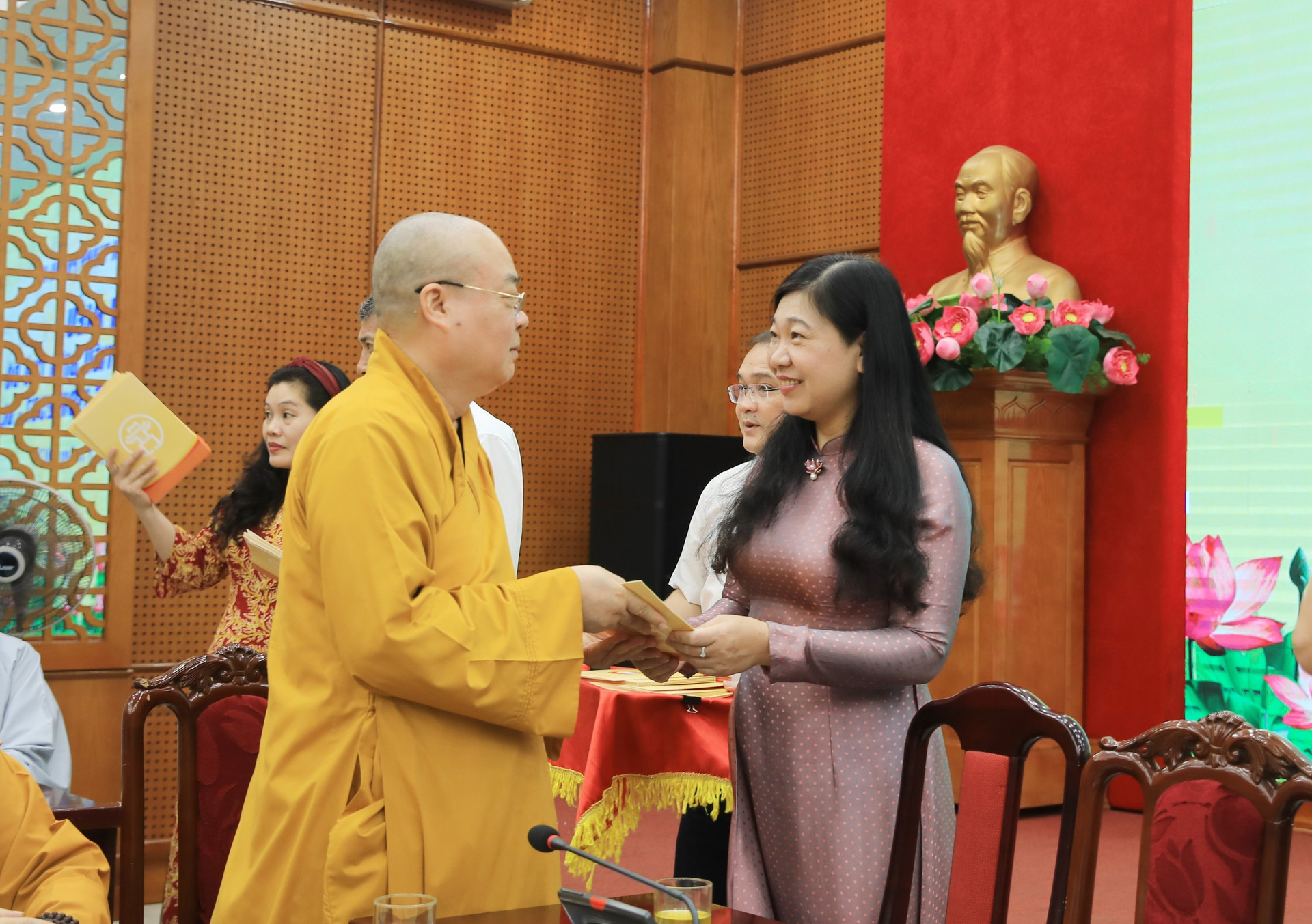 Bà Nguyễn Lan Hương, tặng quà cho các đại biểu chức sắc trên địa bàn Thủ đô.