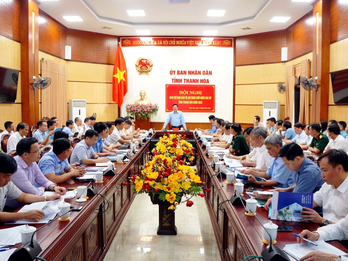 Ủy viên Ban Thường vụ Tỉnh ủy, Phó Chủ tịch UBND tỉnh Thanh Hóa Mai Xuân Liêm (người đứng giữa trong hình) chủ trì họp Ban chỉ đạo vệ an toàn lưới điện cao áp tỉnh Thanh Hóa.