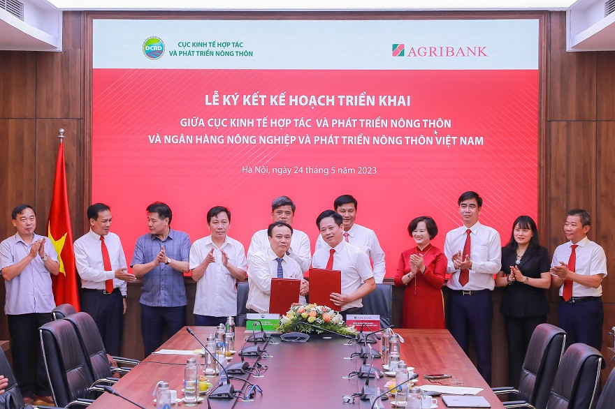 Lễ ký kết giữa Ngân hàng Nông nghiệp và Phát triển Nông thôn Việt Nam và các đại diện một số đơn vị khác.