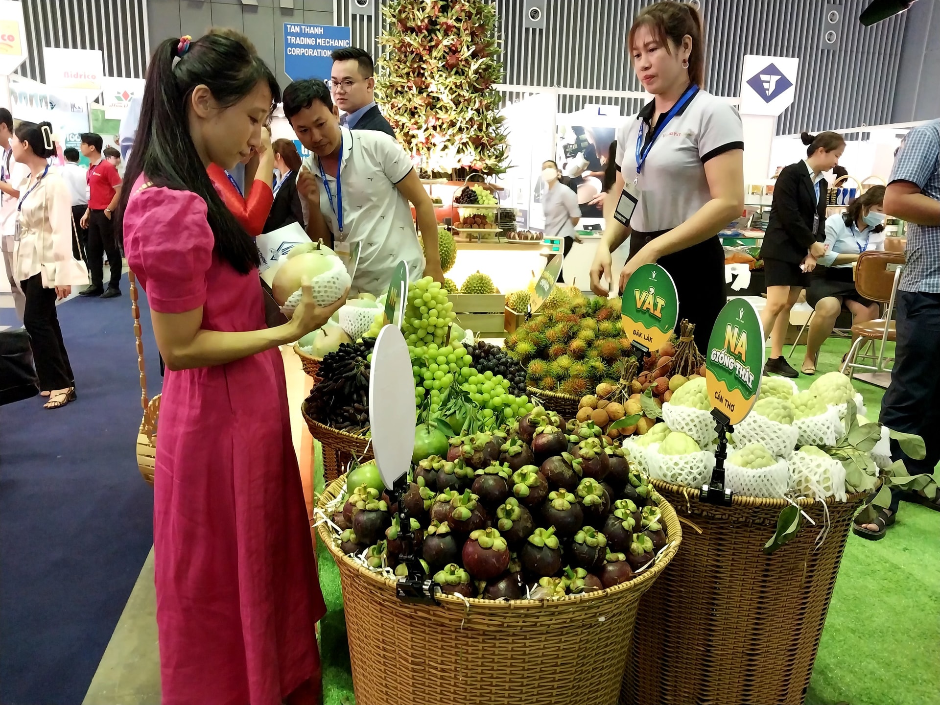 Nhiều mặt hàng nông sản tham gia hội chợ xuất khẩu.