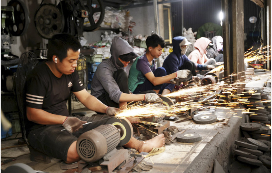 Thôn Bàn Mạch, xã Lý Nhân, huyện Vĩnh Tường có gần 700 hộ, trong đó, khoảng 90% hộ dân theo nghề rèn truyền thống phát triển Làng văn hóa.