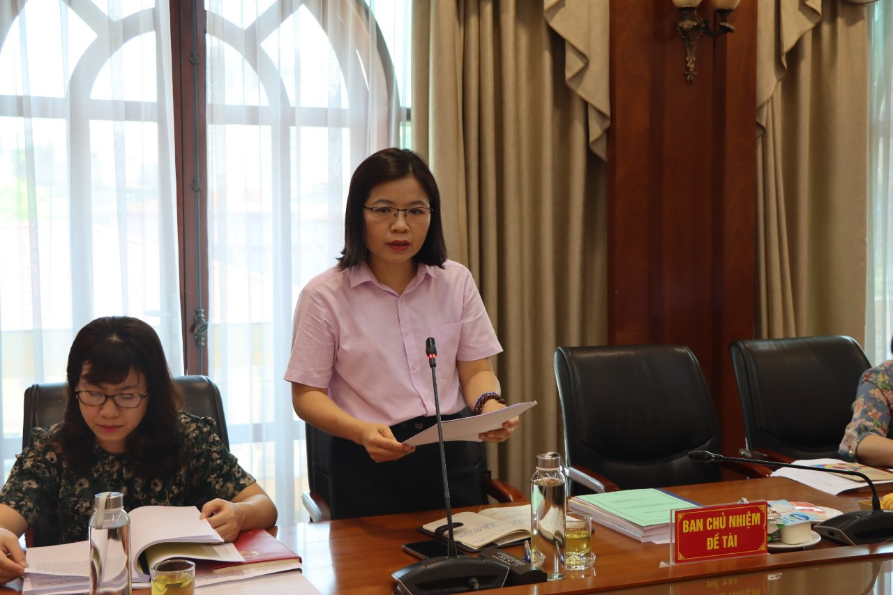 Bà Phạm Thị Kim Cúc, Phó Giám đốc Trung tâm Bồi dưỡng cán bộ và nghiên cứu khoa học MTTQ Việt Nam, chủ nhiệm đề tài phát biểu.