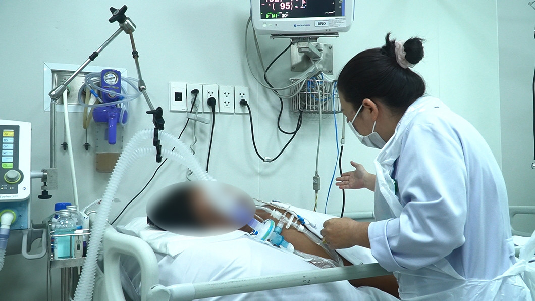 Bác sí thăm khám cho bệnh nhân bị ngộ độc botulinum đang điều trị tại Bệnh viện Chợ Rẫy.