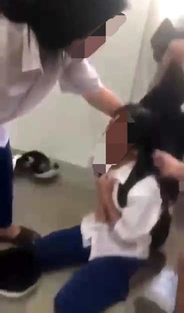 UBND huyện Gio Linh đã có kết luận liên quan đến vụ việc học sinh đánh nhau tại trường THCS thị trấn Gio Linh. Ảnh cắt từ video.
