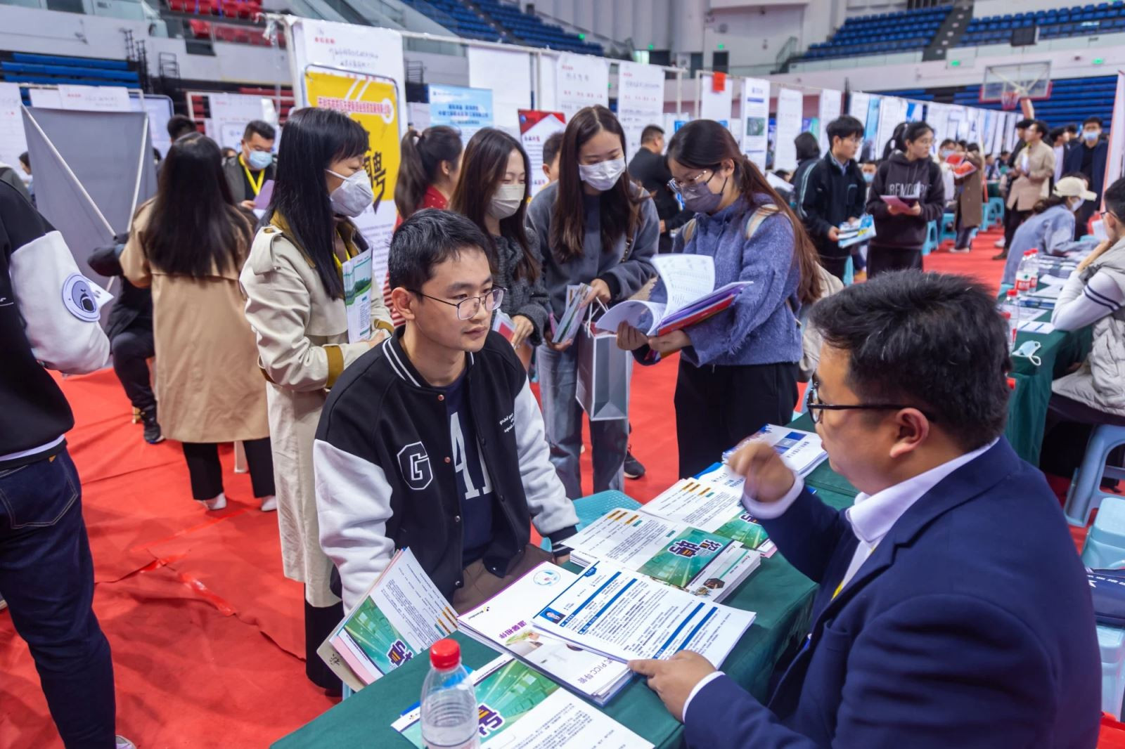 Sinh viên năm cuối tham dự một hội chợ hướng nghiệp ở Trịnh Châu, tỉnh Hà Nam của Trung Quốc, vào tháng 4/2023. Ảnh: Getty Images.