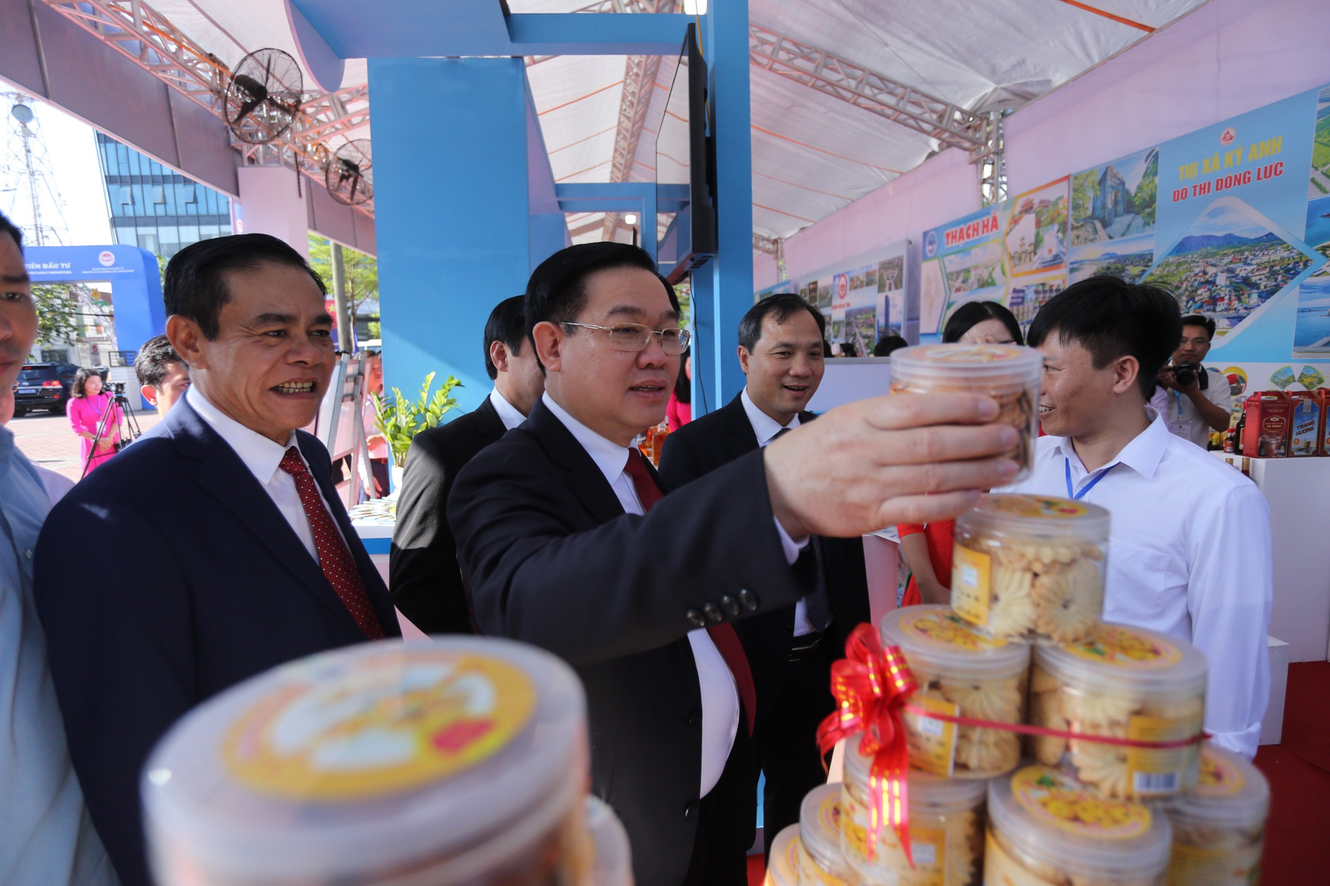 Chủ tịch Quốc hội Vương Đình Huệ tham quan các gian trưng bày sản phẩm tiêu biểu của Hà Tĩnh bên lề hội nghị.