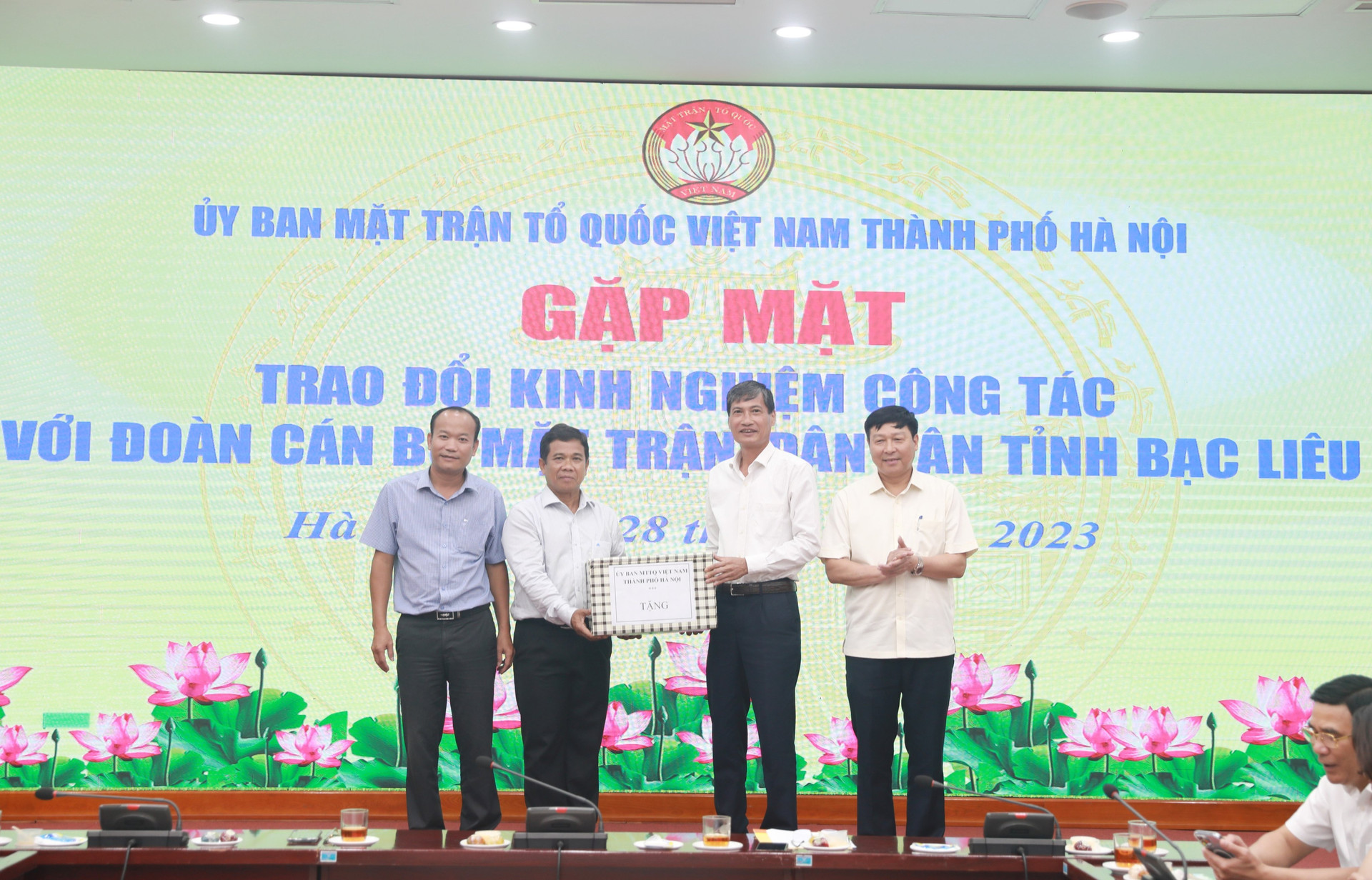 Ban Thường trực Ủy ban MTTQ Việt Nam thành phố Hà Nội trao tặng món quà thể hiện tình cảm của Mặt trận thành phố Hà Nội với Đoàn cán bộ tỉnh Bạc Liêu.