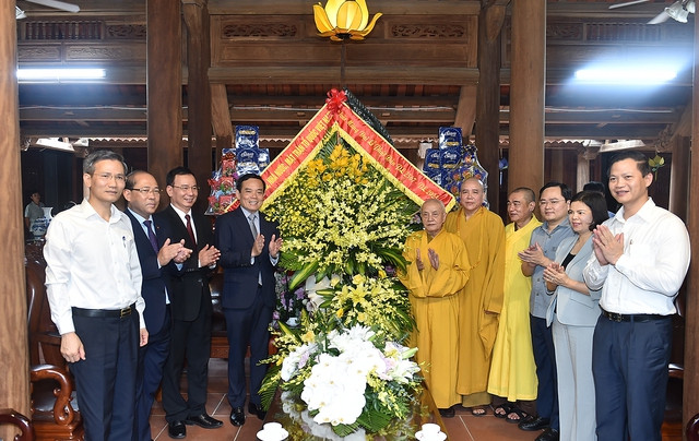 Phó Thủ tướng Chính phủ Trần Lưu Quang đến thăm chùa Hàm Long - Ảnh: VGP/Hải Minh.
