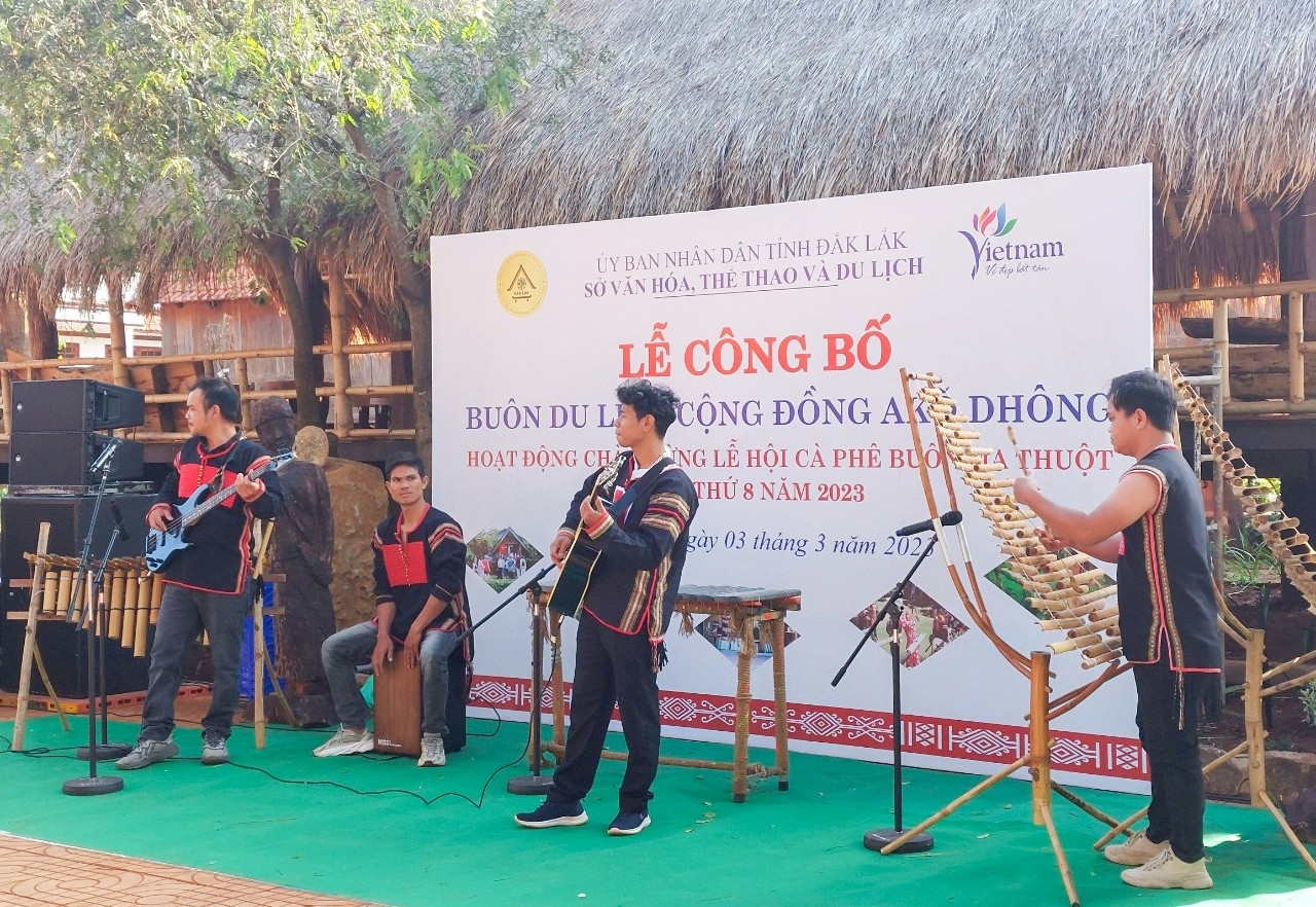 Các thế hệ trong buôn Ako Dhong đang tích cực giữ gìn giá trị văn hóa truyền thống.