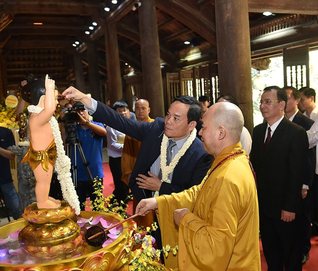 Phó Thủ tướng Trần Lưu Quang và Thượng tọa Thích Đức Thiện, Phó Chủ tịch kiêm Tổng Thư ký Hội đồng Trị sự GHPG Việt Nam thực hiện nghi lễ tắm tượng Phật tại chùa Phật Tích - Ảnh: VGP/Hải Minh.