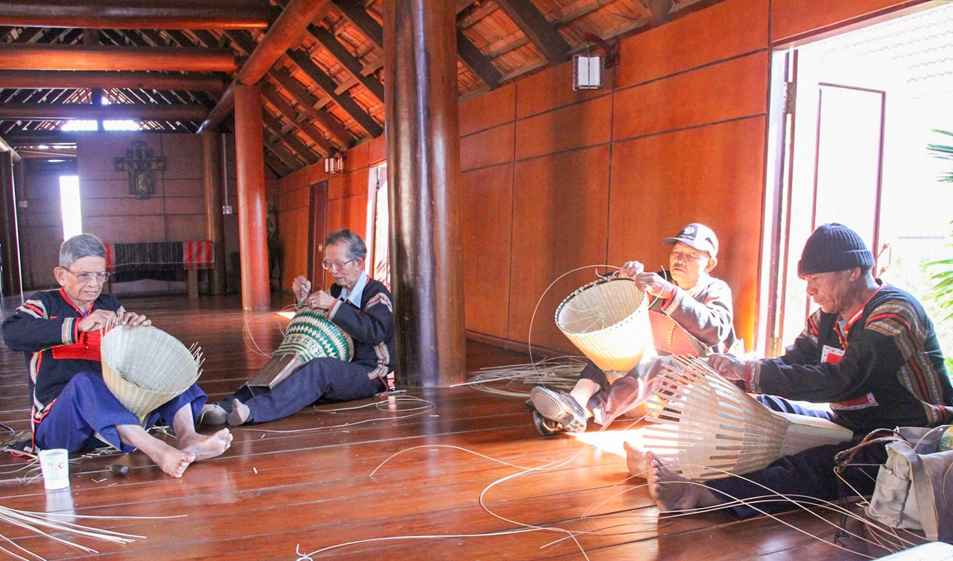 Nghệ nhân Ama H’Loan (thứ 2 từ trái qua) cùng một số nghệ nhân, vẫn luôn duy trì những buổi cùng nhau giữ nghề đan gùi trong nhà truyền thống.