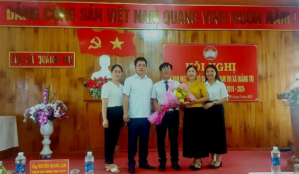Lãnh đạo Thị ủy, Ban Thường trực Ủy ban MTTQ Việt Nam tỉnh đã tặng hoa chúc mừng ông Nguyễn Đức Vinh.