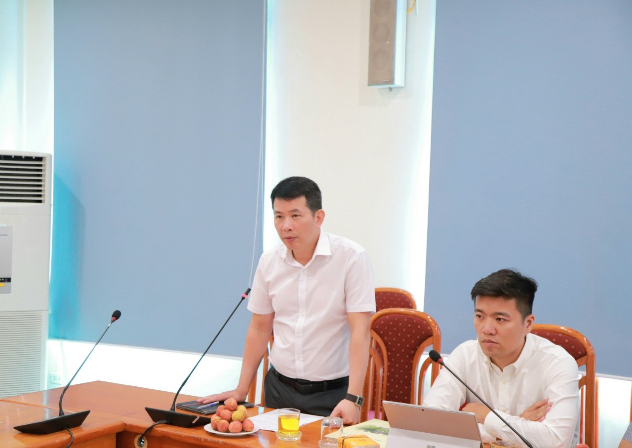Chủ tịch UBND quận Hoàn Kiếm Phạm Tuấn Long trao đổi tại cuộc họp.