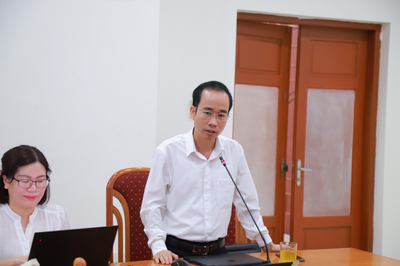 Phó Cục trưởng Cục Chuyển đổi số quốc gia Nguyễn Duy Khiêm trao đổi tại cuộc họp.