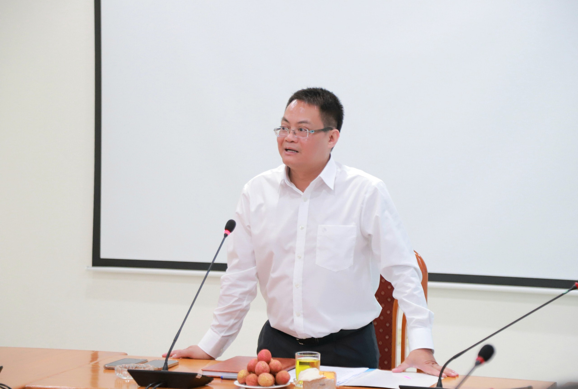 Giám đốc Sở Thông tin và Truyền thông Hà Nội Nguyễn Việt Hùng phát biểu tại cuộc họp