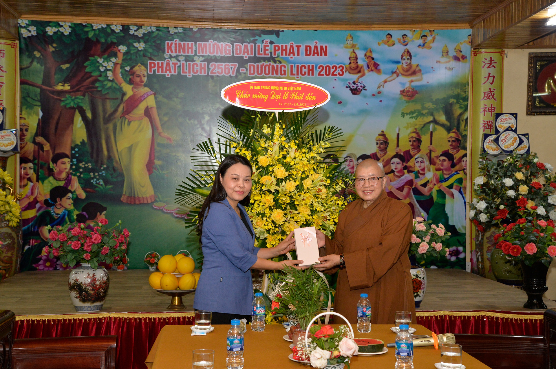 Phó Chủ tịch- Tổng Thư ký Nguyễn Thị Thu Hà chúc mừng Ni trưởng Thích Đàm Lan.