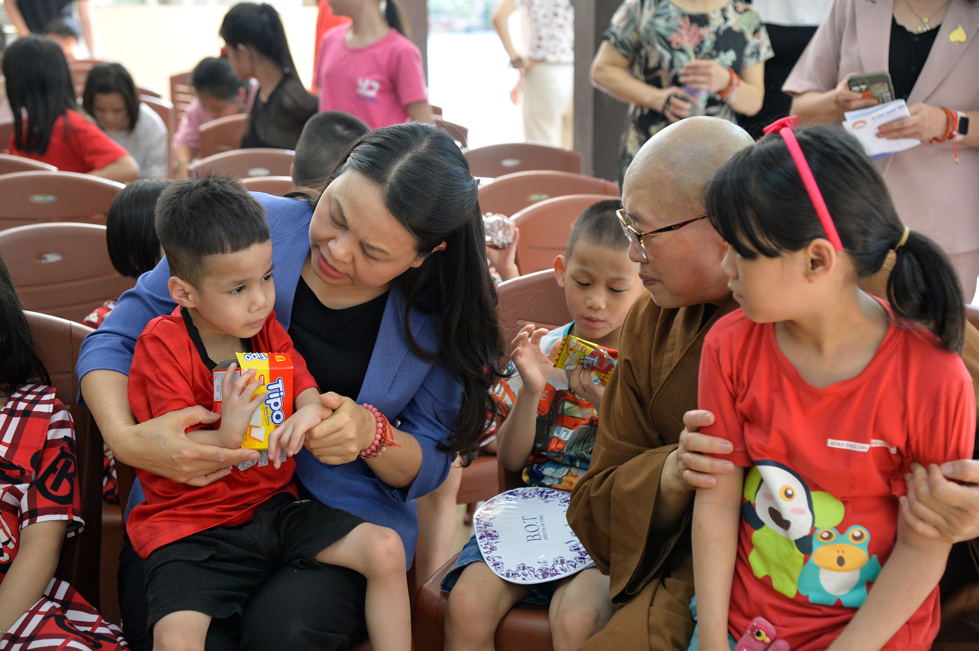 Bà Nguyễn Thị Thu Hà cùng Ni trưởng Thích Đàm Lan tại cơ sở Bảo trợ xã hội trẻ mồ côi chùa Bồ Đề. 