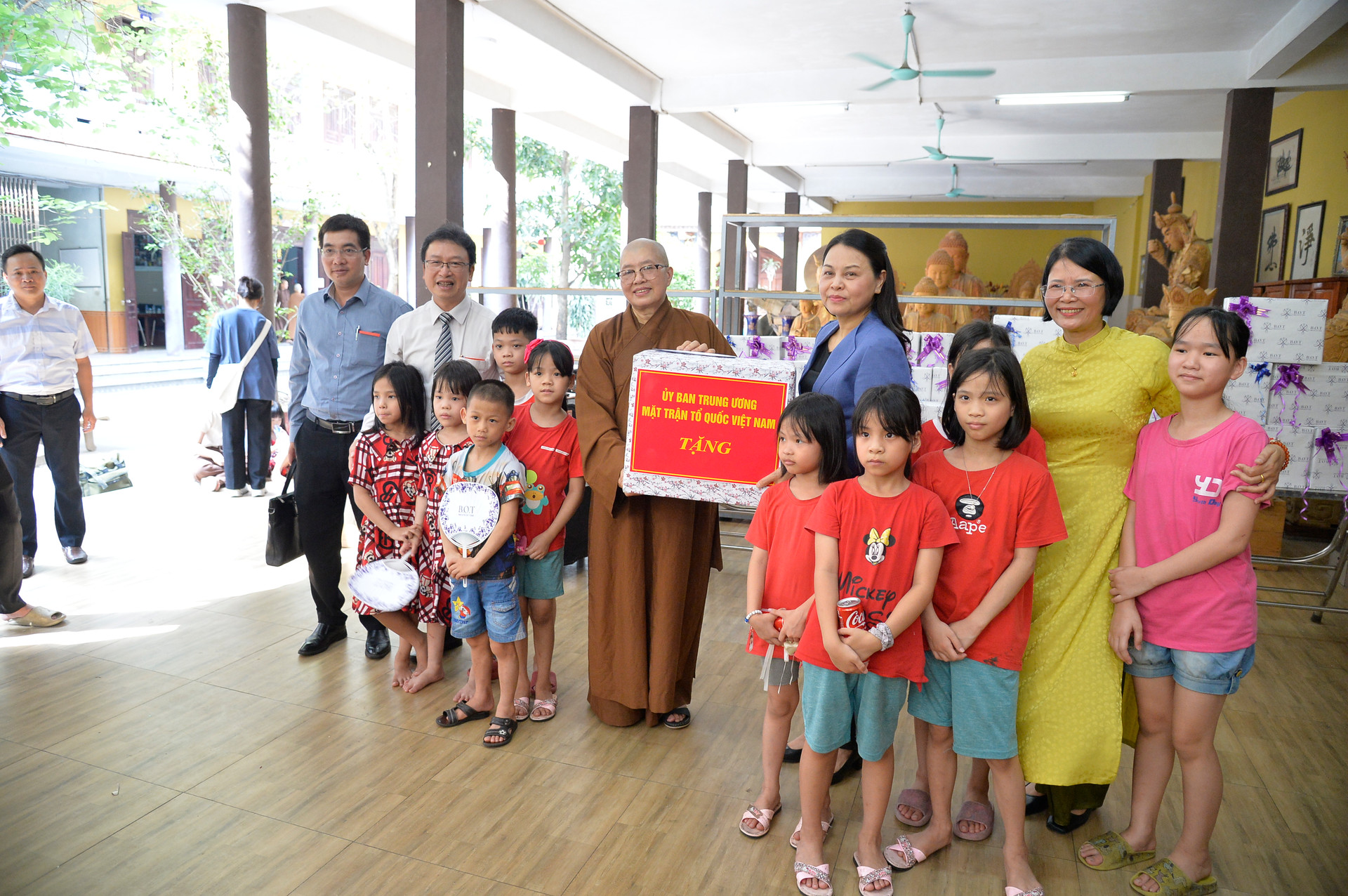Bà Nguyễn Thị Thu Hà tặng quà trẻ em mồ côi tại cơ sở Bảo trợ xã hội tại chùa Bồ Đề.