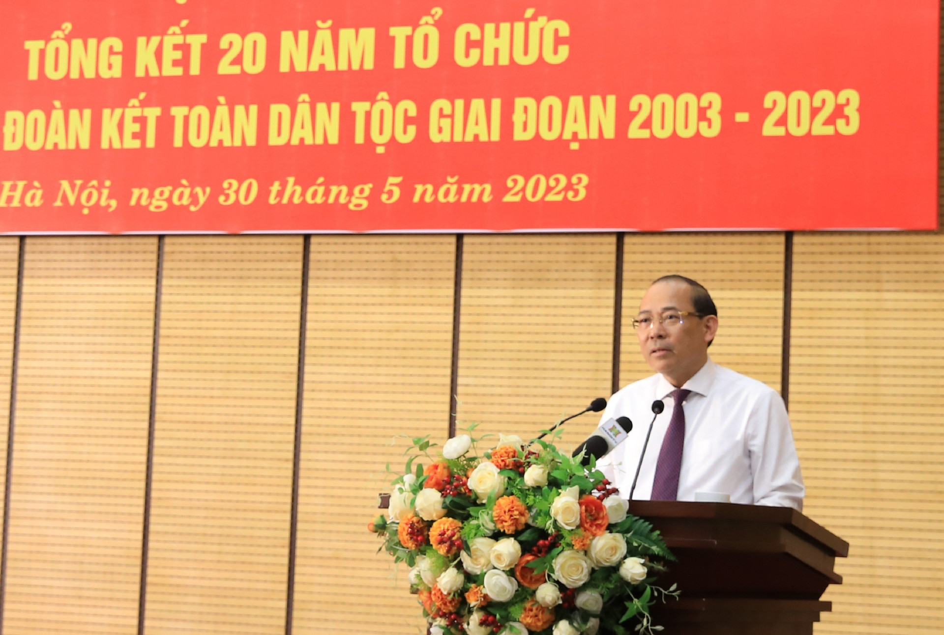 Ông Hoàng Công Thủy, Phó Chủ tịch Ủy ban Trung ương MTTQ Việt Nam phát biểu tại hội nghị.