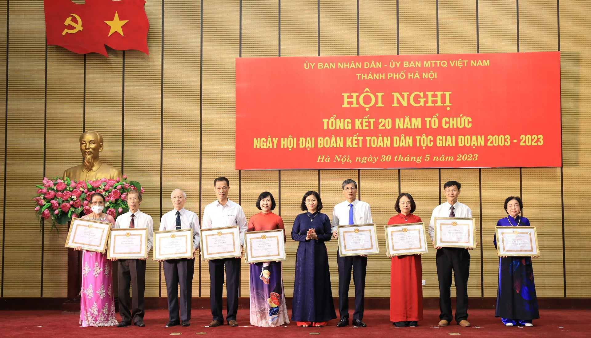 Bà Nguyễn Thị Tuyến, Phó Bí thư Thường trực Thành ủy Hà Nội tặng bằng khen cho các tập thể, cá nhân xuất sắc.
