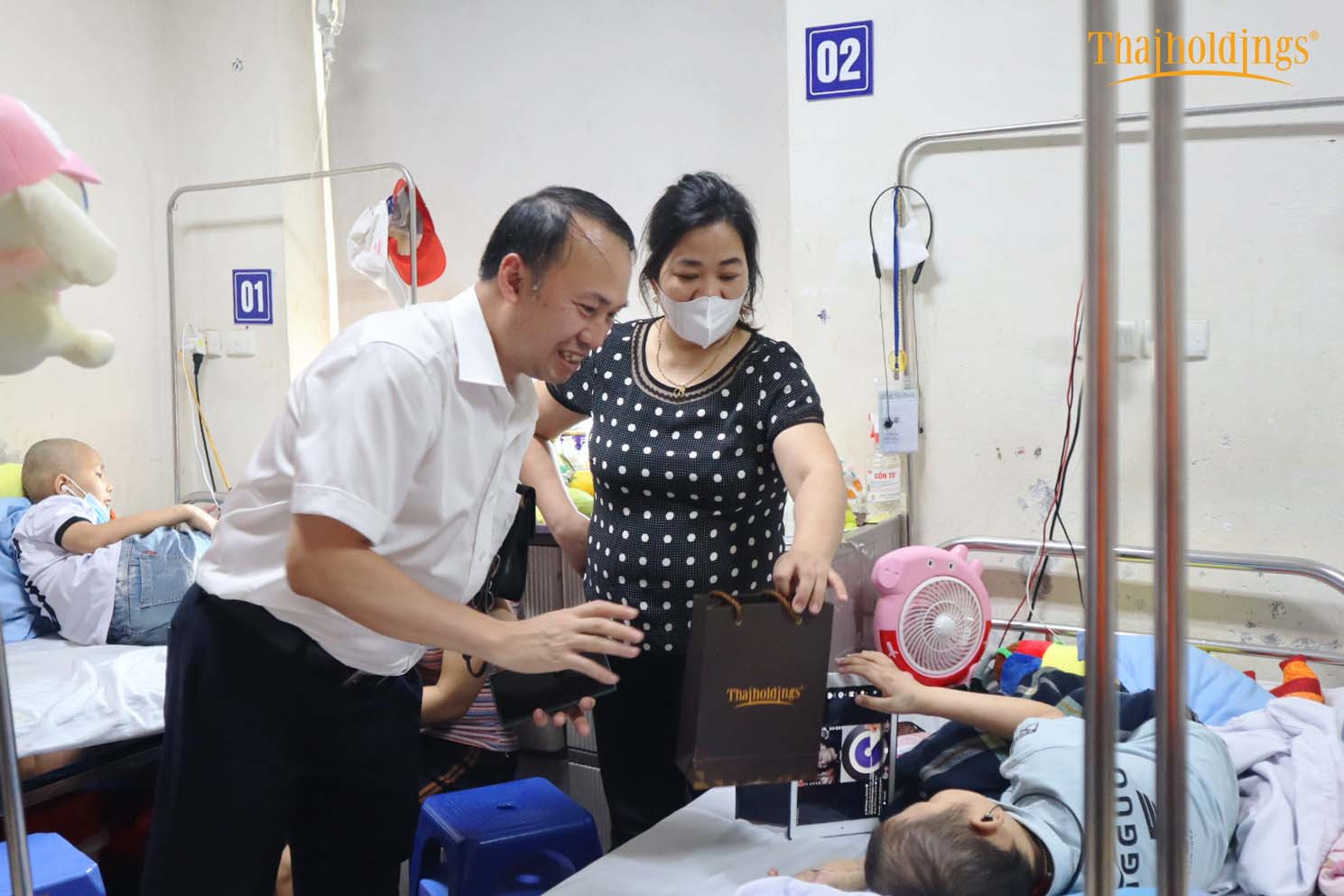 TGĐ – Ông Phan Mạnh Hùng thăm hỏi và trao quà tới các bệnh nhi.