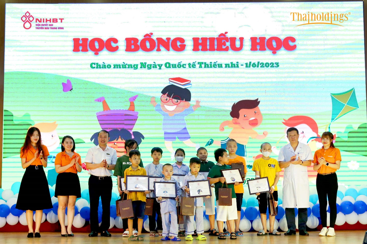 Ông Phan Mạnh Hùng -TGĐ cùng đại diện đoàn CBNV Thaiholdings trao tặng các suất Học bổng Hiếu học cho các bệnh nhi có thành tích học tập xuất sắc.