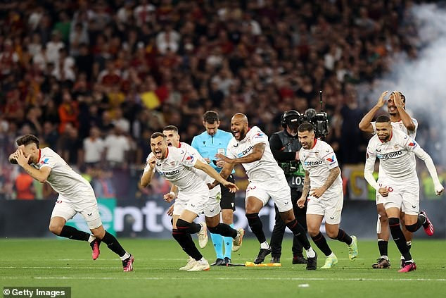Niềm vui của cầu thủ Sevilla sau khi loạt đá luân lưu kết thúc (Ảnh: Getty).