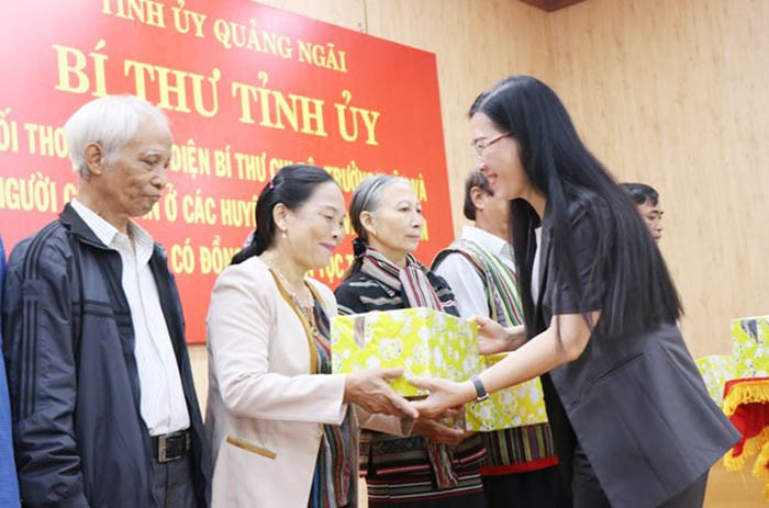 Bí thư Tỉnh ủy Quảng Ngãi Bùi Thị Quỳnh Vân trao quà cho đại biểu trong buổi gặp mặt với Người có uy tín.