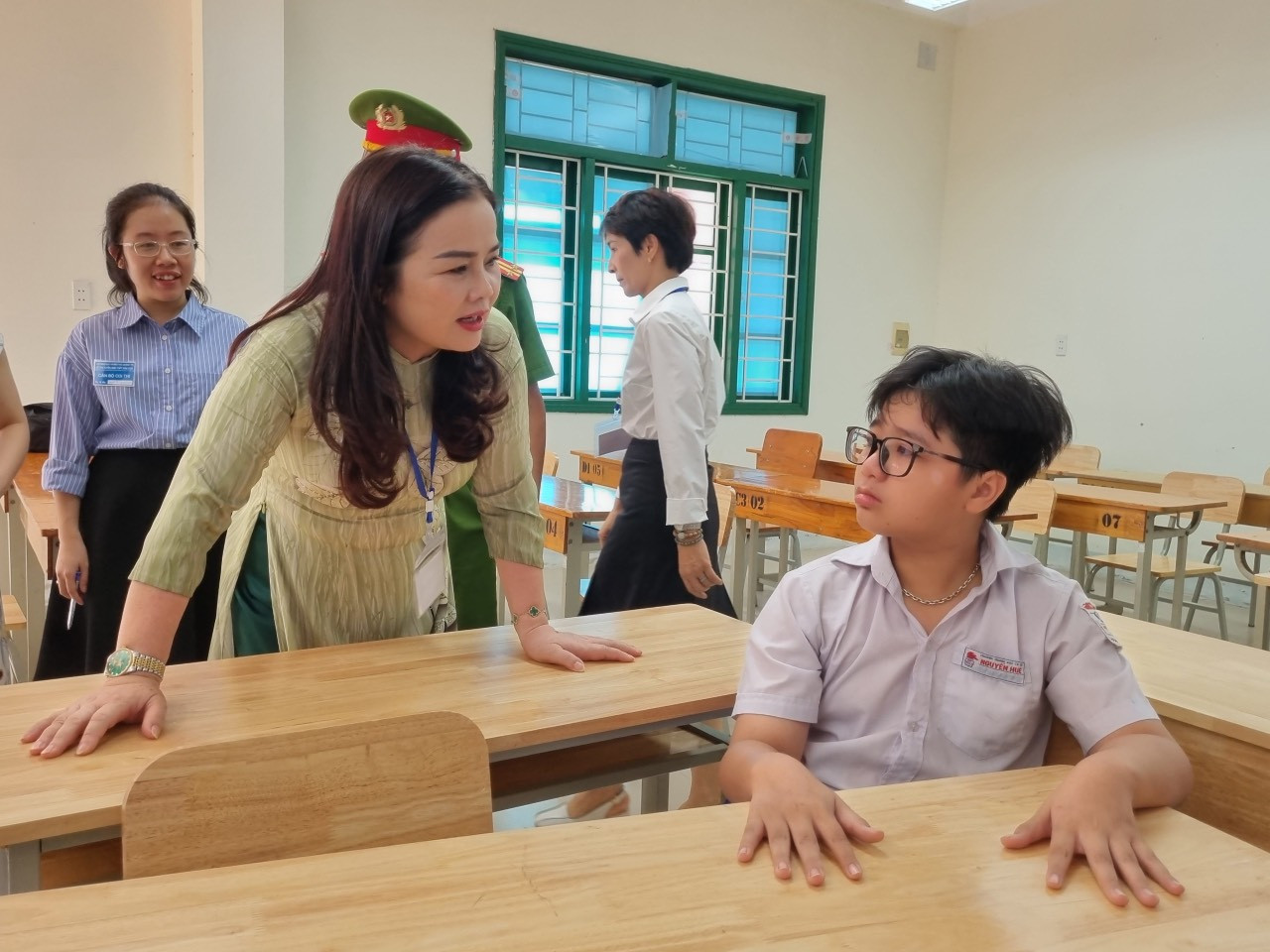 Bà Lê Thị Hương - Giám đốc Sở Giáo dục và Đào tạo tỉnh Quảng Trị đến thăm hỏi, động viên thí sinh.
