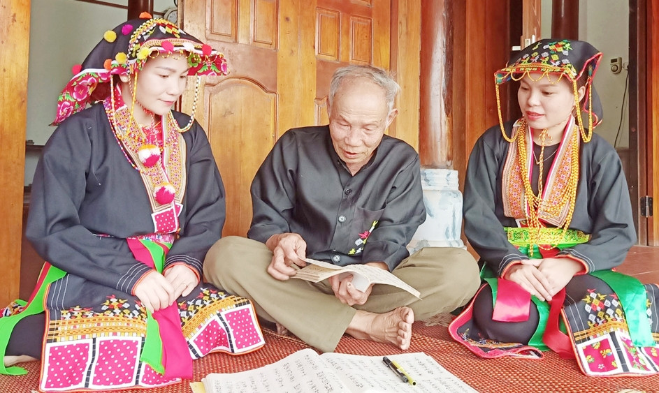 Ông Bàn Văn Cường, Nghệ nhân Ưu tú, dân tộc Dao, ở thị trấn Tây Yên Tử (huyện Sơn Động) truyền dạy chữ Dao cho thế hệ trẻ.