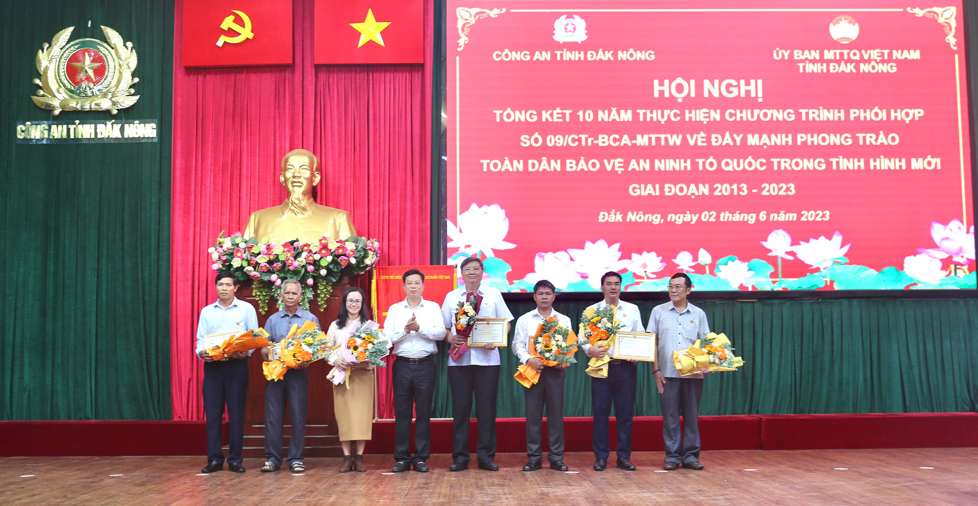 Ông Lưu Văn Trung, Phó Bí thư Tỉnh ủy, Chủ tịch HĐND tỉnh trao kỷ niệm chương cho các cá nhân.
