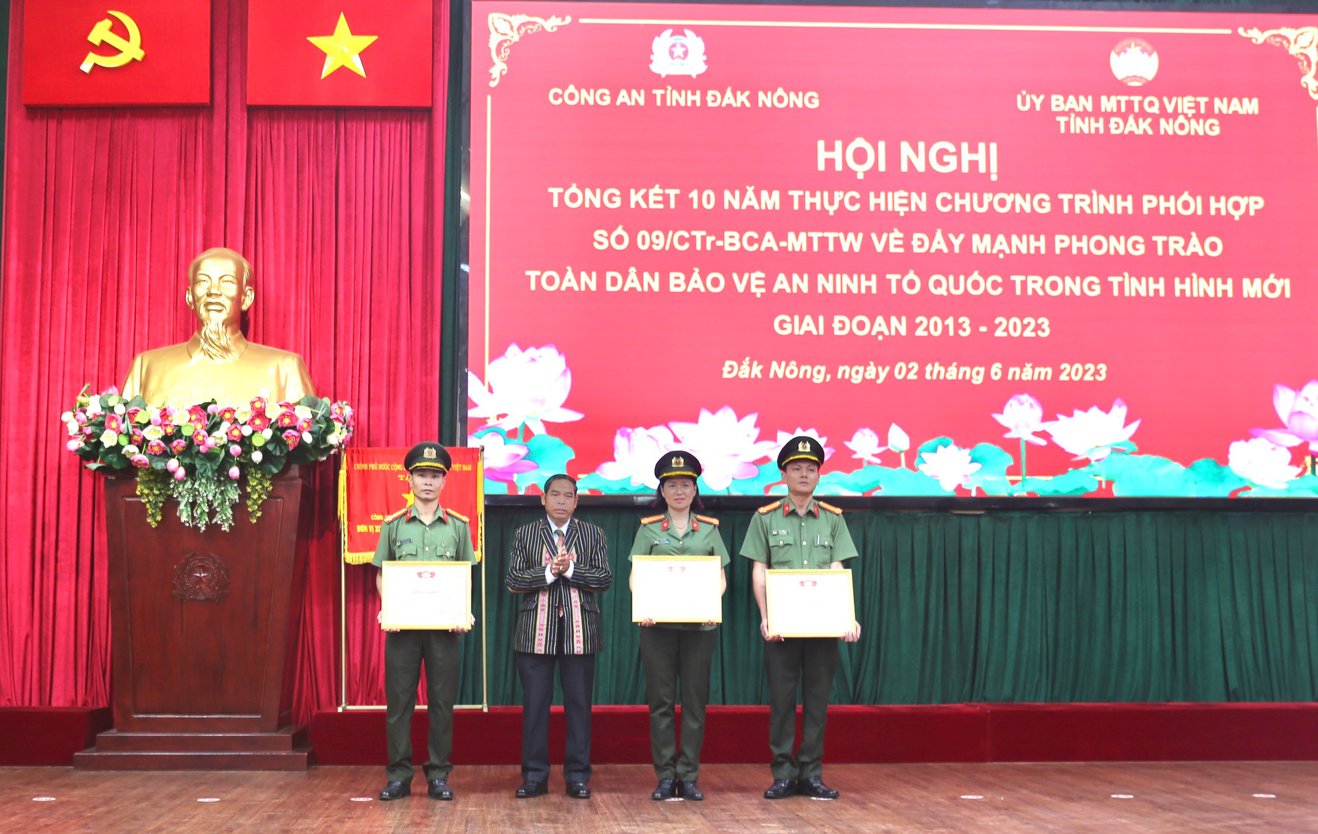 Đồng chí Điểu Xuân Hùng, Chủ tịch UBMTTQ.VN tỉnh trao bằng khen cho các tập thể, cá nhân.