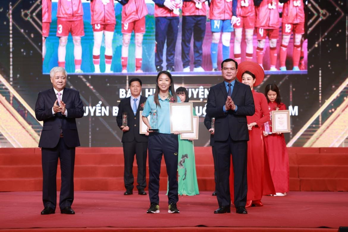 Cầu thủ Huỳnh Như đại diện Ban Huấn luyện, đội tuyển Bóng đá nữ Việt Nam được nhận vinh danh tại chương trình Vinh quang Việt Nam lần thứ 18 năm 2023.