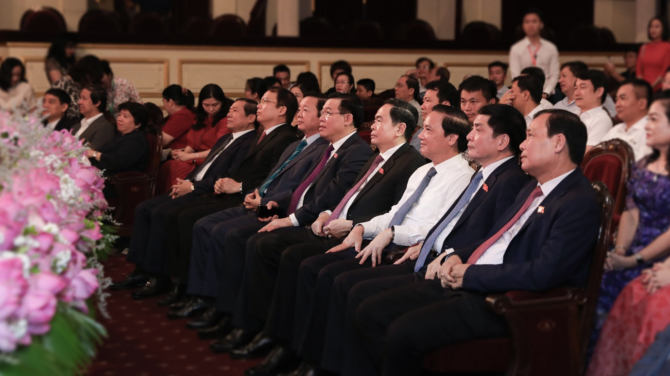 Chủ tịch Quốc hội Vương Đình Huệ và các đại biểu tham dự Chương trình.