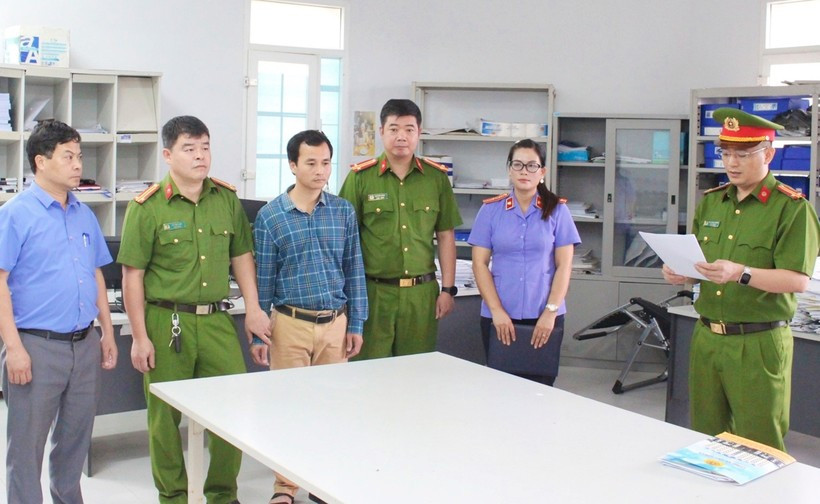 Đối tượng Đào Hữu Bính (thứ 3 từ trái) bị bắt tạm giam để điều tra.