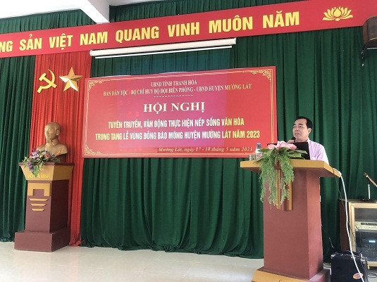 Ông Cầm Bá Tường, Phó Trưởng ban Dân tộc tỉnh Thanh Hóa phát biểu tại hội nghị.