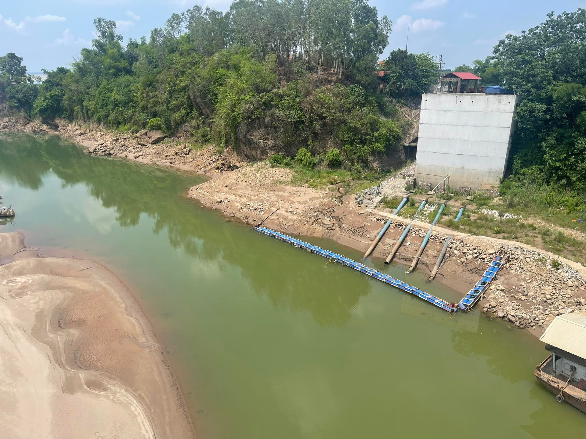 Thậm chí HTX Nông nghiệp Xuân Lộc đã thông báo nhân dân tạm thời dừng ngâm mạ do mực nước sông xuống thấp, không bơm được nước vào đồng.