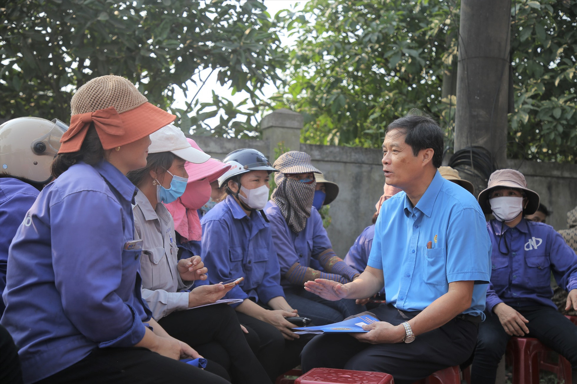 LĐLĐ tỉnh Quảng Trị trao đổi với công nhân lao động về quyền lợi khi gia nhập tổ chức Công đoàn.