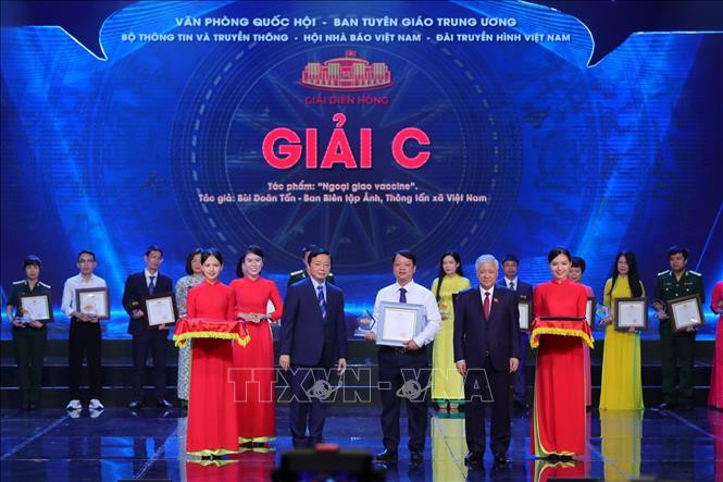Chủ tịch UBTW MTTQ Việt Nam Đỗ Văn Chiến và Phó Thủ tướng Trần Hồng Hà trao giải C giải Ảnh báo chí cho tác giả Bùi Doãn Tấn (Ban biên tập Ảnh - TTXVN) với tác phẩm 