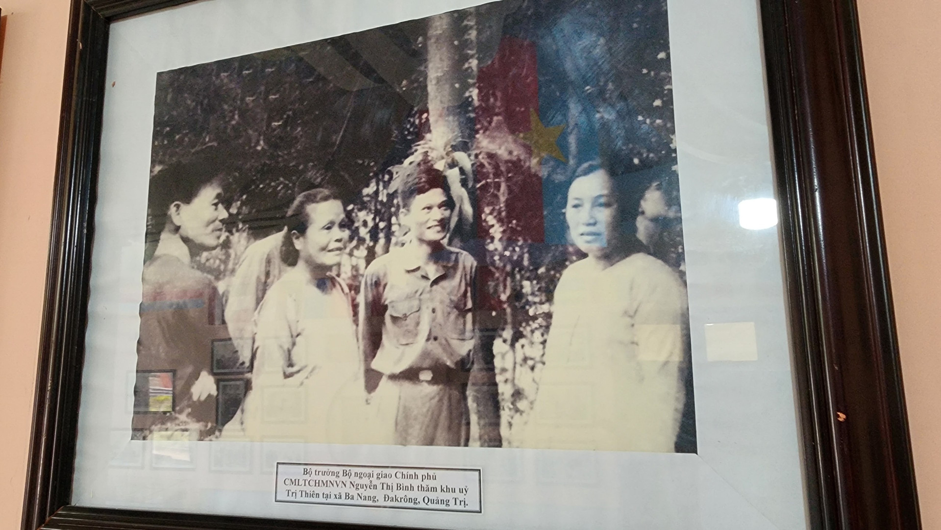 Ảnh trưng bày tại Khu di tích Trụ sở Chính phủ Cách mạng lâm thời Cộng hòa miền Nam Việt Nam.