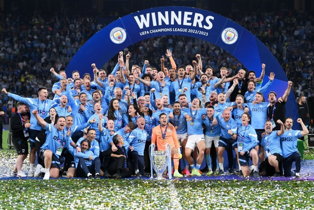 Man City nhận cúp vô địch Champions League.