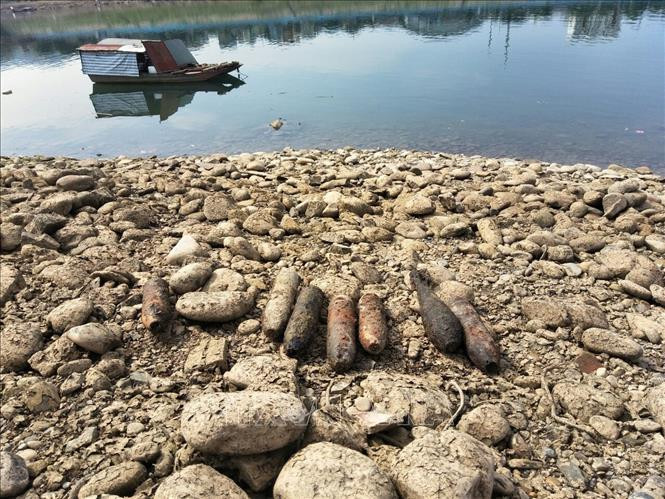 Số vật liệu nổ tồn sót sau chiến tranh được người dân tìm thấy dưới hạ lưu sông Đà.