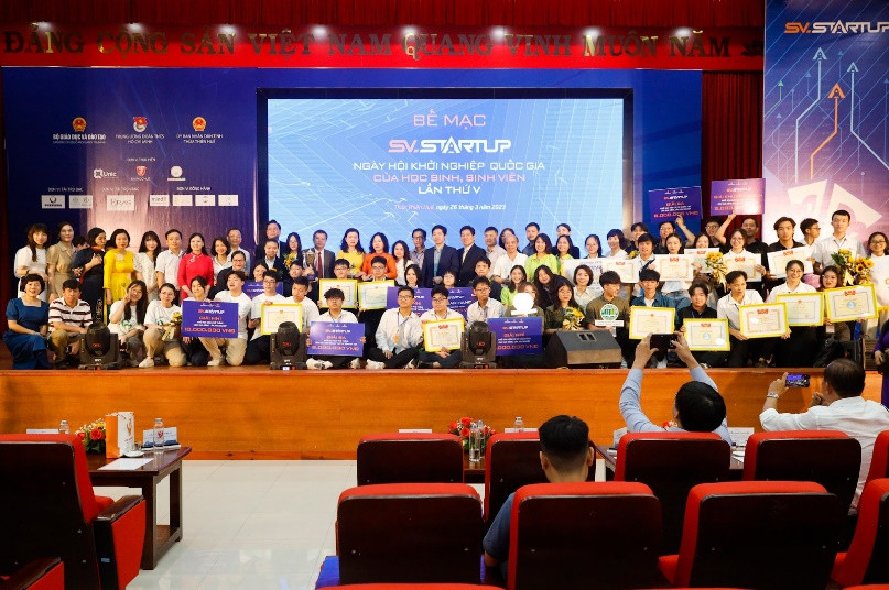 Em Nguyễn Trần Diệp Châu lớp 9C1 giành giải Nhì toàn quốc tại Ngày hội HS - SV với ý tưởng Khởi nghiệp cấp quốc gia.