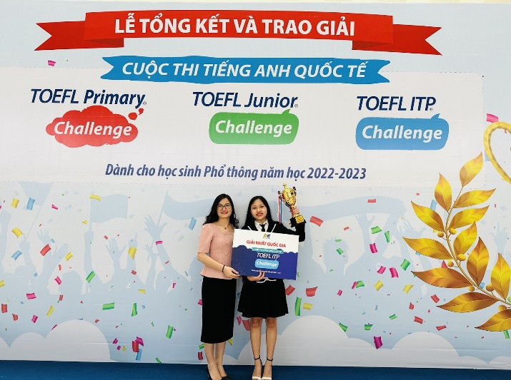 (Em Nguyễn Hương Lan - 11A1 giành Giải Nhất quốc gia cấp THPT cuộc thi Tiếng Anh quốc tế TOEFL Challenge).