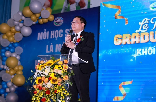 Bác Nguyễn Mậu Dũng, Trưởng ban Hội cha mẹ học sinh phát biểu.