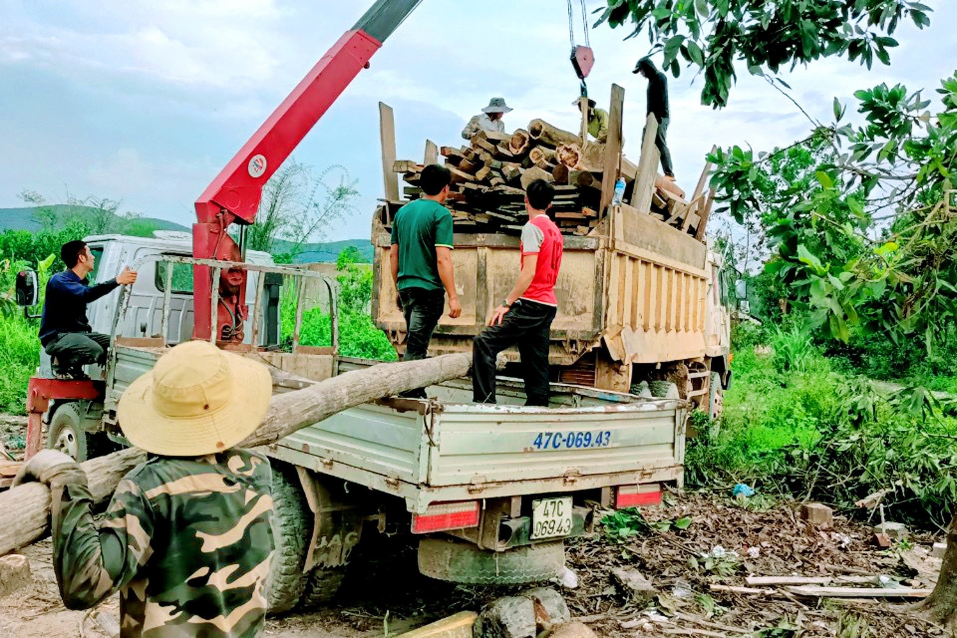 Người dân di dời về nơi ở mới.